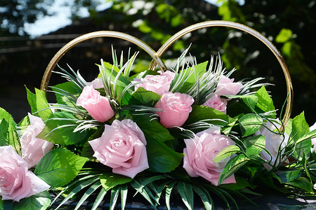 结婚金色摄影照片_粉色玫瑰和婚戒
