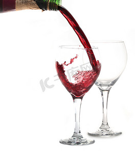 倒入玻璃杯中的梅洛红葡萄酒