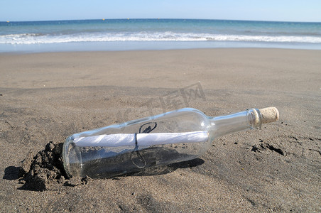 在一个孤独的海滩上的瓶子里的消息