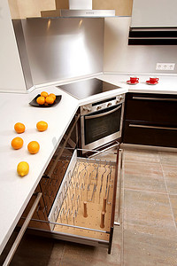 配备内置家用电器的现代厨房