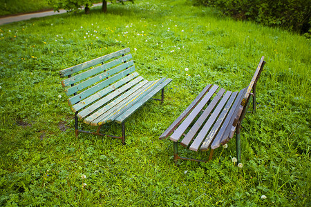 两条长椅在绿草背景下