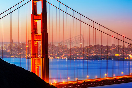 旭日穿过金门桥钢索的旧金山日出景色