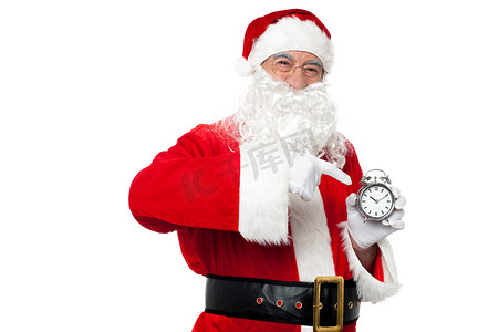 圣诞老人指着一件古董钟表