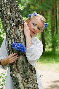 美丽的少妇摄影照片_掩藏在树后的美丽的少妇