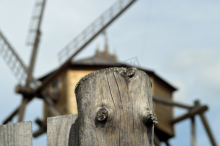 荷兰风车建筑物摄影照片_新耶路撒冷的木制风车