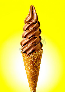 可爱冰淇淋摄影照片_巧克力味冰淇淋蛋卷