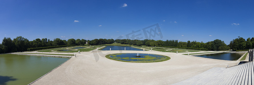 蒂法摄影照片_法国皮卡第尚蒂伊城堡花园