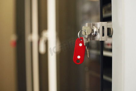 锁中带红色钥匙扣的钥匙特写