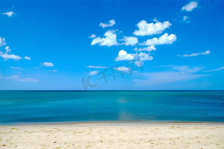 炎热摄影照片_蓝天白云的海滩