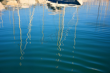 背景：游艇桅杆海中的倒影。