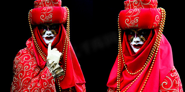 威尼斯狂欢节的两个蒙面女人