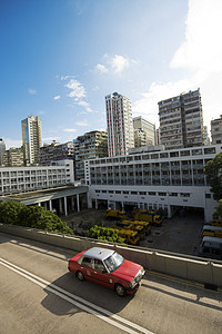 通过城市道路的出租车