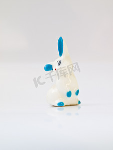 白色兔子陶瓷娃娃，上面有淡蓝色斑点