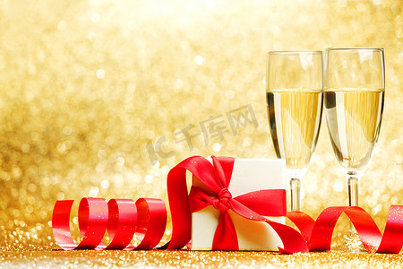 新年红色标题摄影照片_简体中文标题香槟杯和礼品