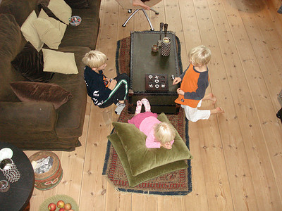 北欧生活男孩在客厅玩耍