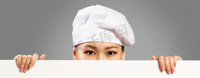 亚洲女厨师手持海报