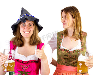 德国少女穿着迪伦德尔服装配戴塞珀尔帽竖起大拇指