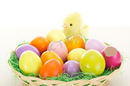 彩绘复活节彩蛋篮子和小鸡