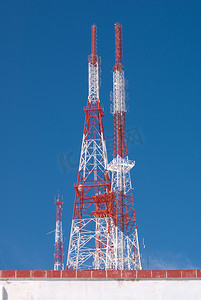 蓝天下的电信塔