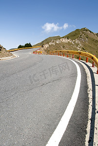 远景草地摄影照片_公路越山