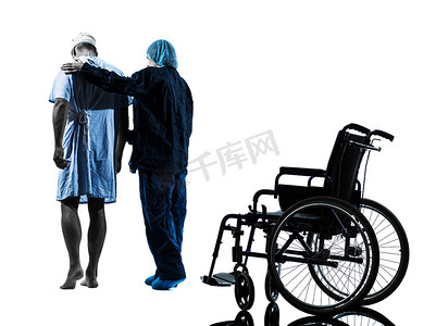 护士与受伤男子离开轮椅的剪影