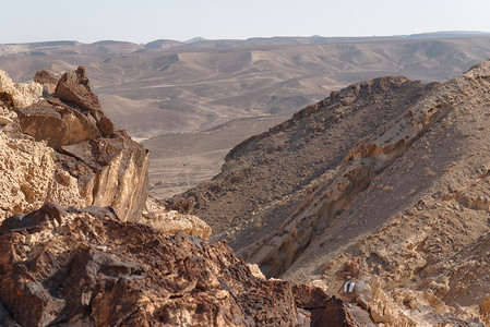 沙漠悬崖边的锯齿状岩石
