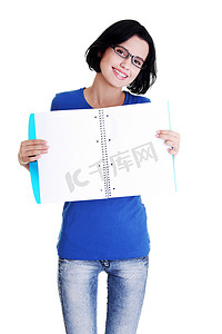 显示笔记本空白页的年轻女性
