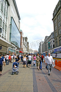 商业步行街摄影照片_利物浦步行街上的购物者