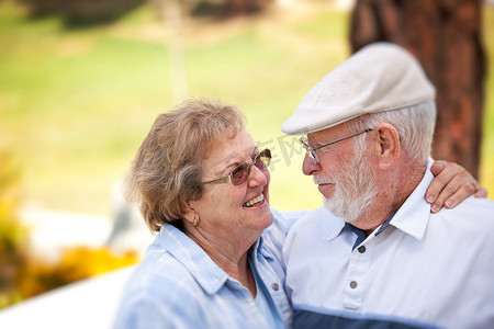 退休金摄影照片_快乐的老年夫妇在公园中
