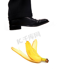 商务鞋踩香蕉