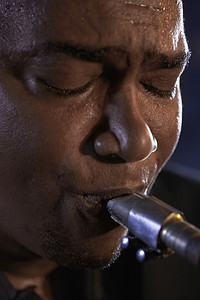 演奏萨克斯管的非洲裔美国人的特写镜头
