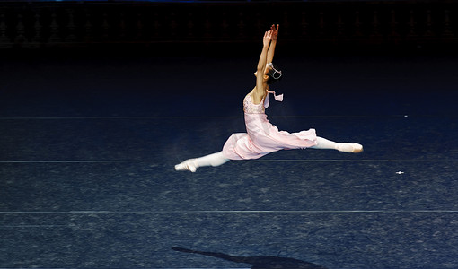 跳跃的芭蕾舞演员