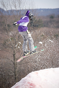 飞行比赛摄影照片_跳台滑雪