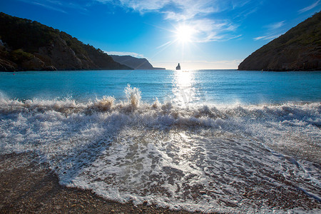 巴利阿里群岛圣胡安的 Ibiza Cala Benirras 日落海滩