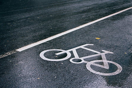 雨后路上的自行车标志