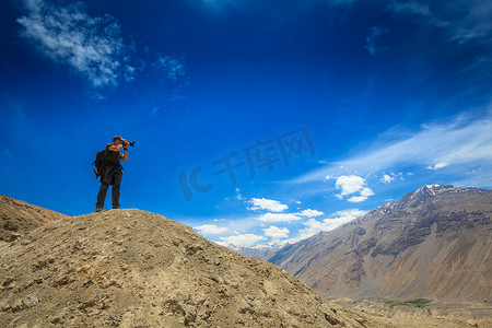 摄影师在喜马拉雅山拍照