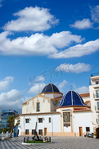 贝尼达岛独木舟摄影照片_西班牙阿利坎特省贝尼多尔姆圣海梅教堂