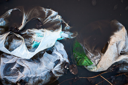 塑料袋在水中