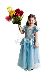白色背景中身穿蓝色连衣裙、手捧一束鲜花的小女孩