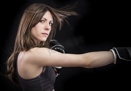 拳击运动中的拳击手女人用黑色直接击中