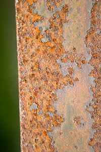 不锈钢滑梯摄影照片_橙色锈纹纹理