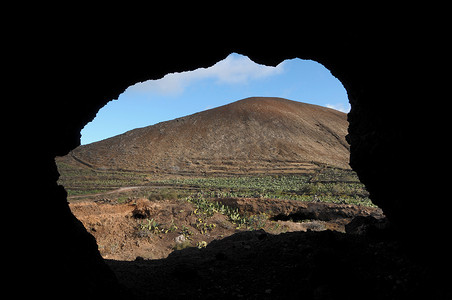 沙漠中一座火山附近的洞穴
