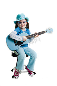 年轻女孩弹吉他