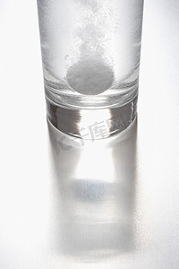 溶解摄影照片_片剂溶解在一杯水中