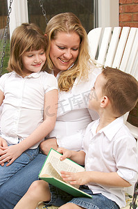 小男孩读书给他的母亲和妹妹听