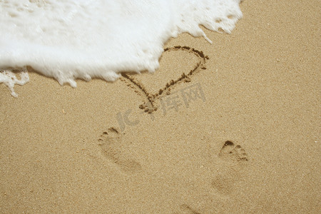 沙滩上的心和脚印