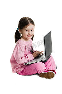 少女黑色摄影照片_少女交叉腿在白色背景下使用笔记本电脑