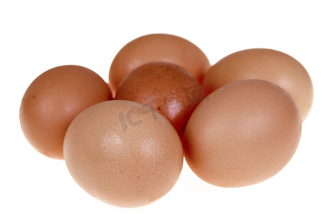 鸡生蛋摄影照片_六个新鲜鸡蛋