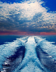 红色划船摄影照片_伊维萨岛上的蓝色海洋与螺旋桨溅起的浪花