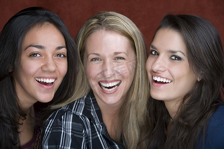 三个微笑的女人